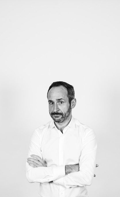 Portrait d'homme en buste en noir et blanc lors d'un shooting par Irys Photographie.